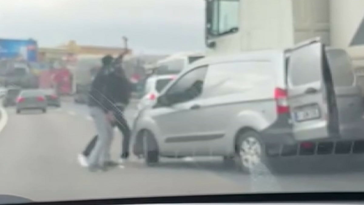 Sultanbeyli’de yol verme kavgasında çekiçle saldırdılar