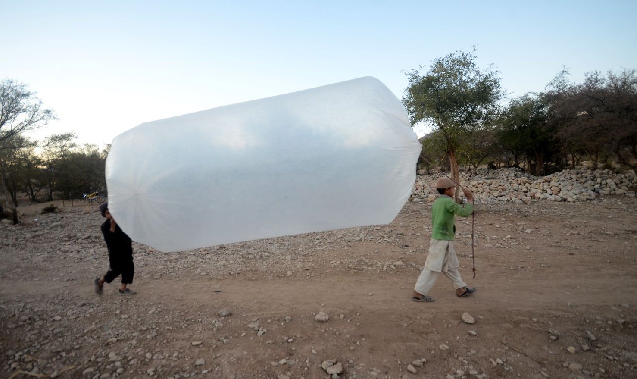 Tarladan eve poşetle doğal gaz taşıyorlar