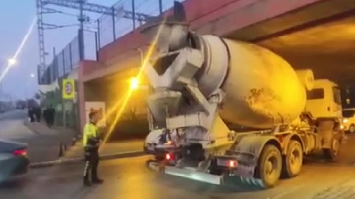 Zeytinburnu’nda, beton mikseri alt geçide sıkıştı