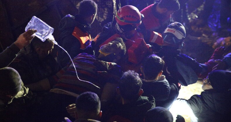 26 saat sonra umut: Osmaniye’de enkazdan bir kişi kurtarıldı