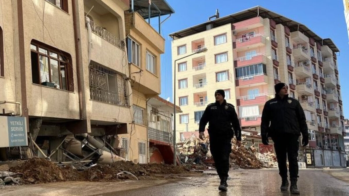 Adana’da bekçi ve polisler bina önlerinde nöbet tutuyor