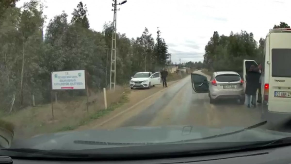 Adana’da otomobil sürücüsü minibüs şoförüne silah çekti
