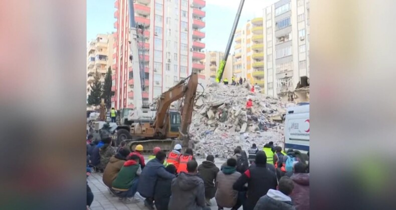 Adana’daki enkaz çalışmalarında ekiplerin sessiz bekleyişi kameraya yansıdı