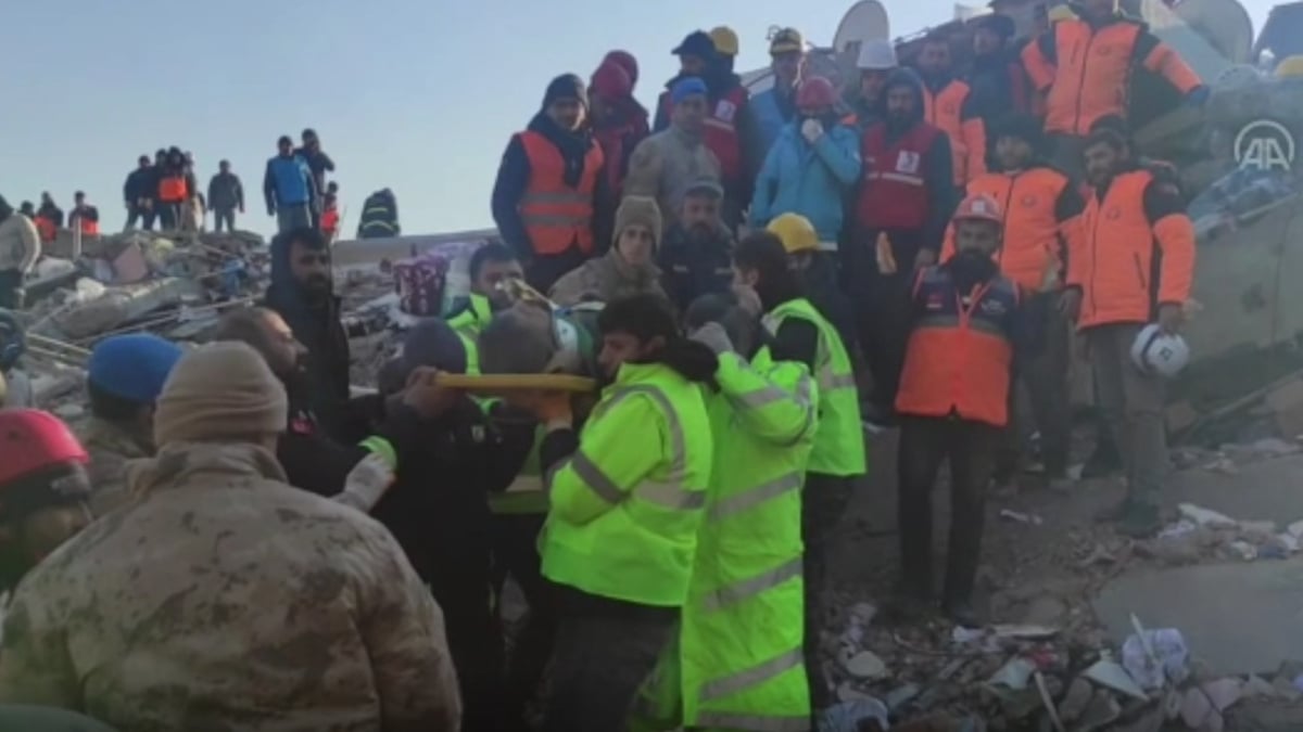 Adıyaman’da 1 kişi depremden 77 saat sonra enkazdan kurtarıldı