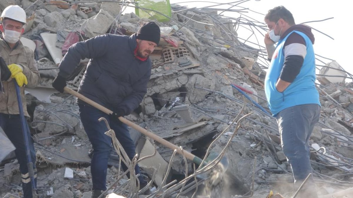 Adıyaman’da 83’üncü saate enkazdan çıkarılan genç, soluğu enkaz çalışmalarında aldı