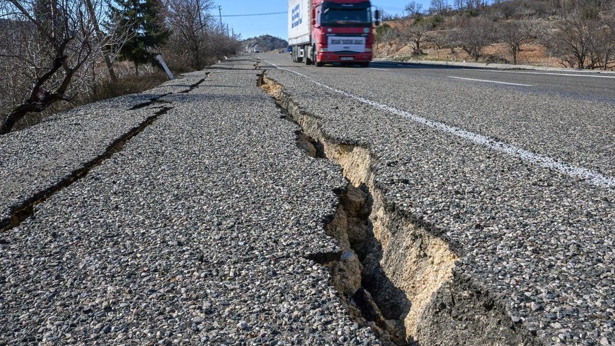 Adıyaman’da depremin yarık oluşturduğu yollar onarılıyor