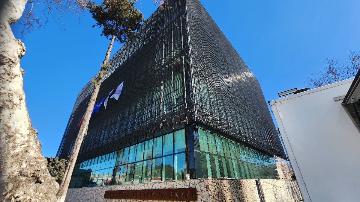 Adıyaman’da görenleri şaşırtan bina: Tek bir camı bile kırılmadı