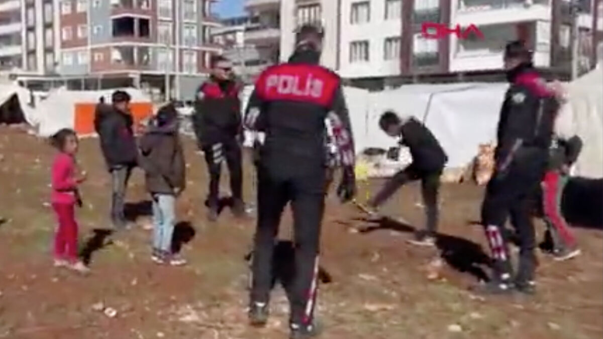 Adıyaman’da Yunus polisleri depremzede çocuklarla top oynadı