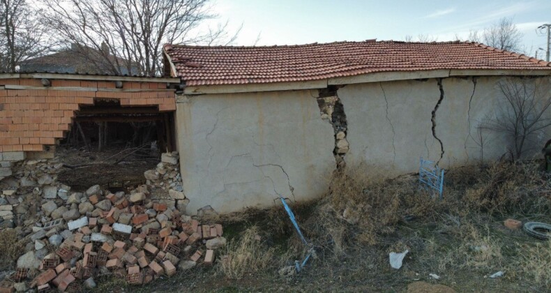 Afyonkarahisar’da oluşan yüzey kırıkları, evleri kullanılmaz hale getirdi