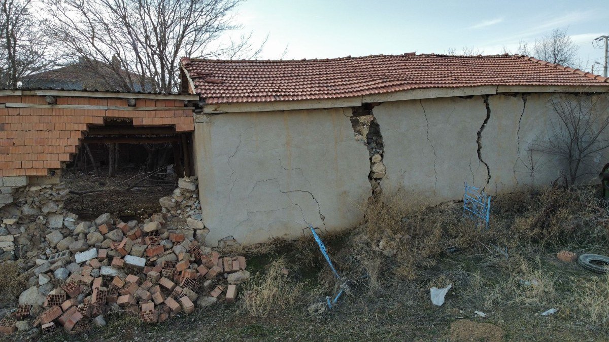 Afyonkarahisar’da oluşan yüzey kırıkları, evleri kullanılmaz hale getirdi