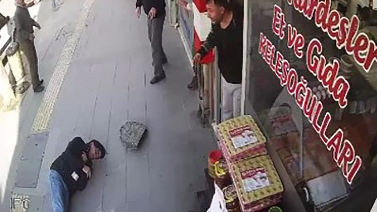 Amasya’da talihsiz adamın üstüne asfalt parçası düştü