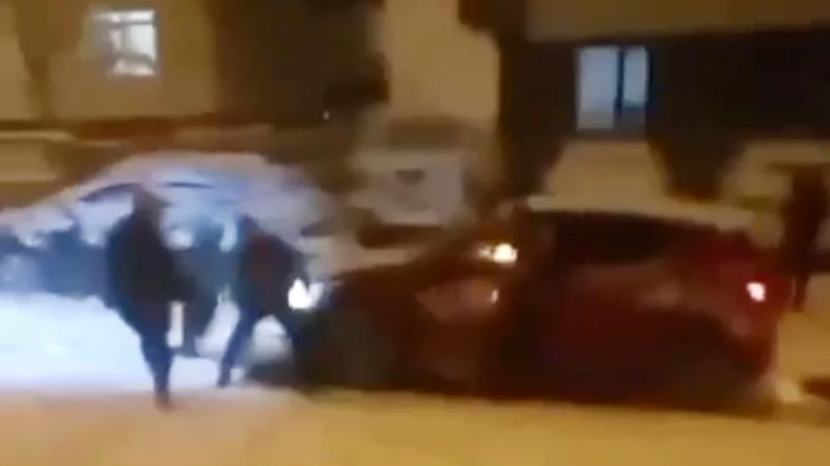 Ankara’da poşetle kayan 2 kadın otomobilin altına girdi