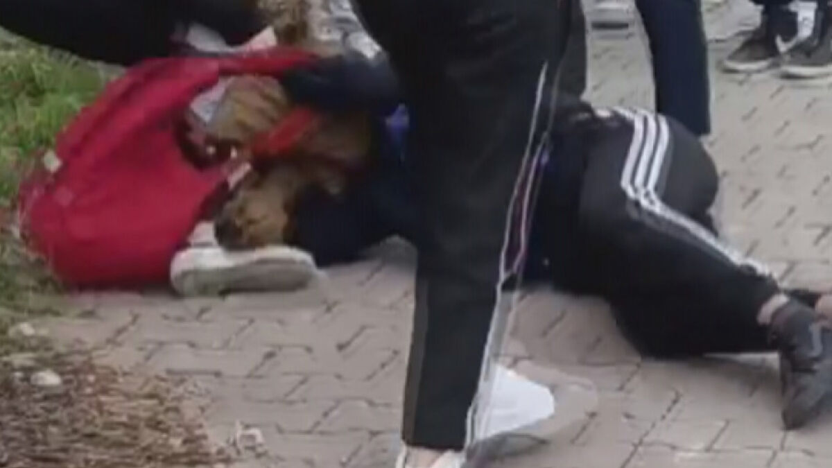Arnavutköy’de kız öğrencilerin kavgası kamerada