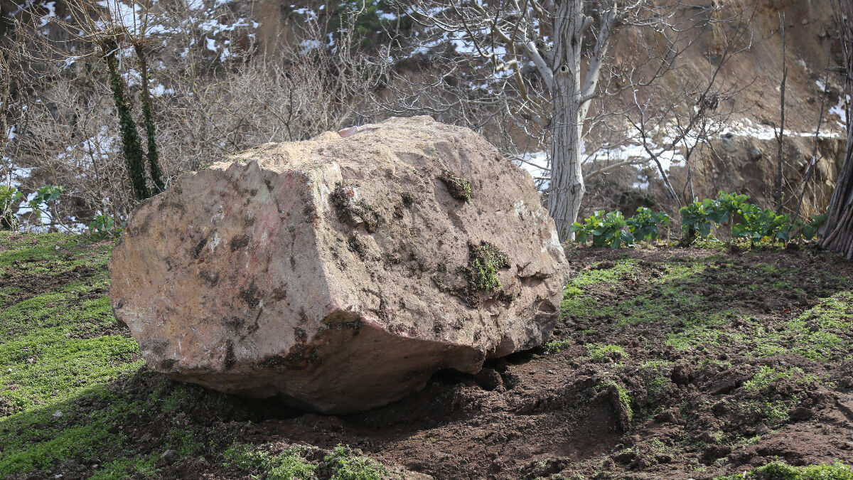 Artvin’de dağdan düşen kaya iki eve şans eseri zarar vermedi