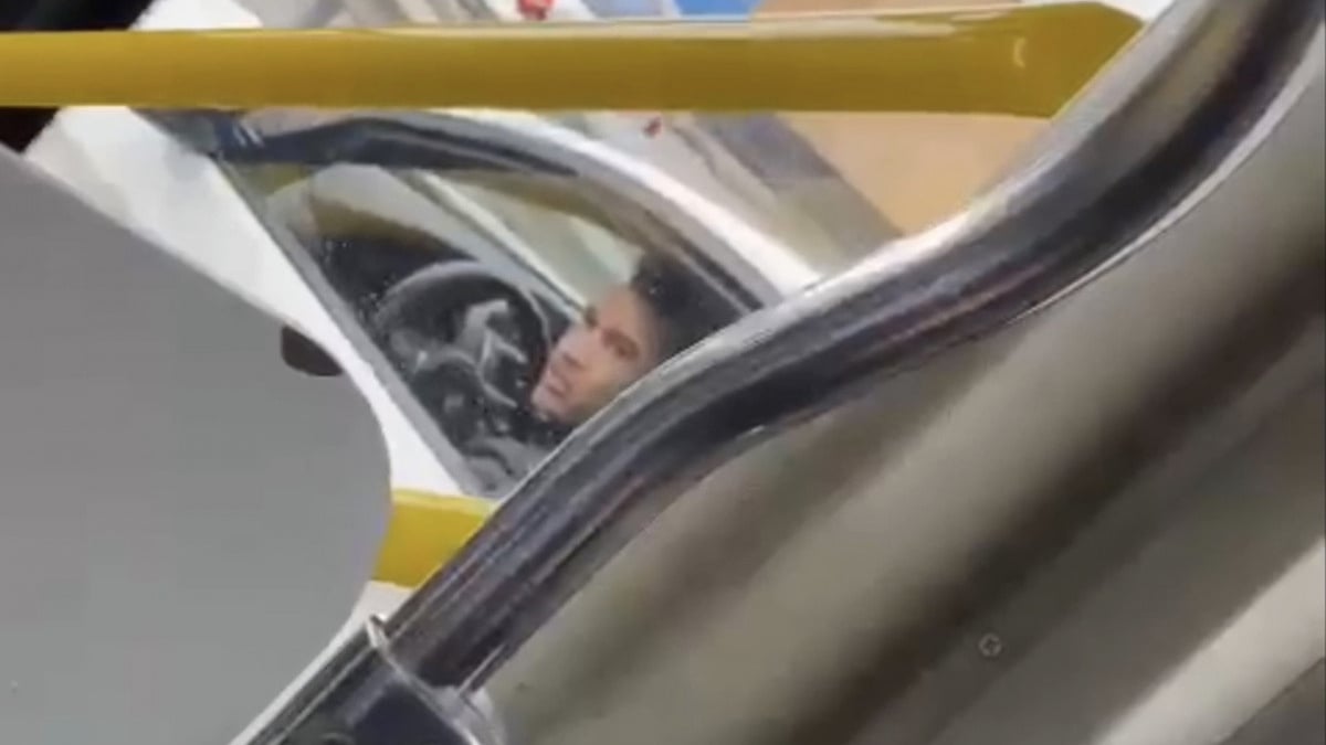 Ataşehir’de otomobil sürücüsü, İETT şoförüne tehdit ve hakaret ederek silah doğrulttu