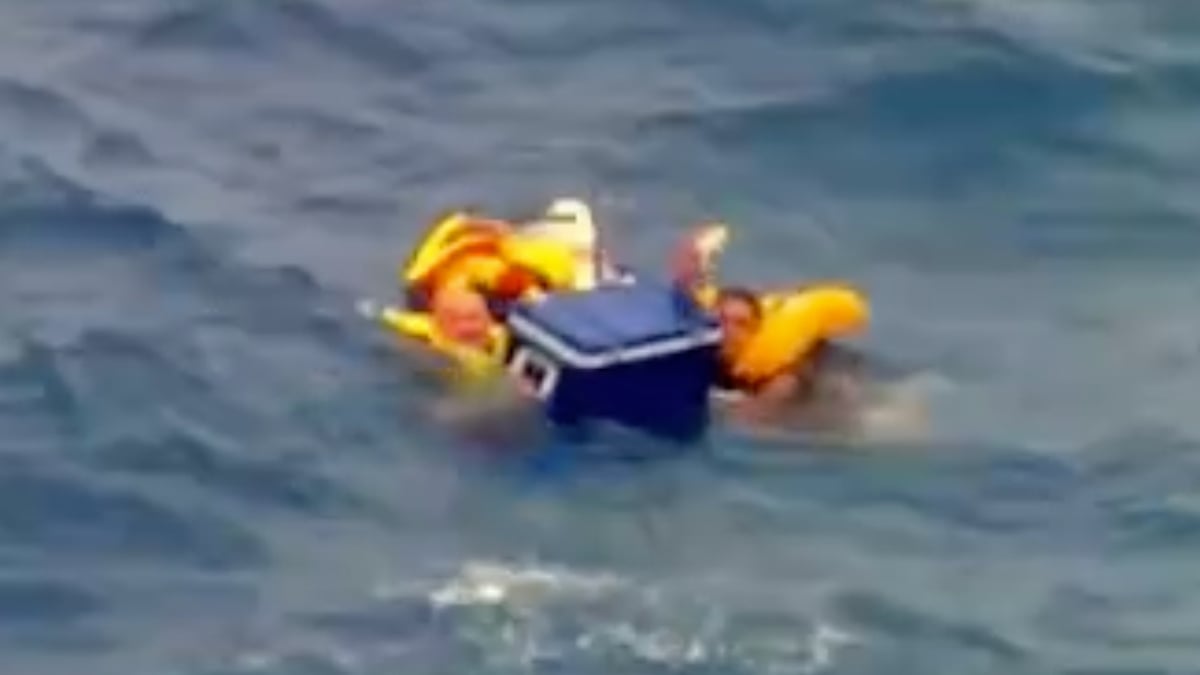 Avustralya’da denize düşen balıkçılar, soğutucu ile hayatta kalmaya çalıştı