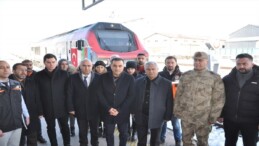 Azerbaycan’dan yardım malzemelerini taşıyan tren Kars’a geldi