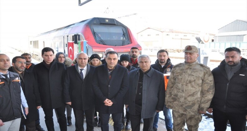 Azerbaycan’dan yardım malzemelerini taşıyan tren Kars’a geldi