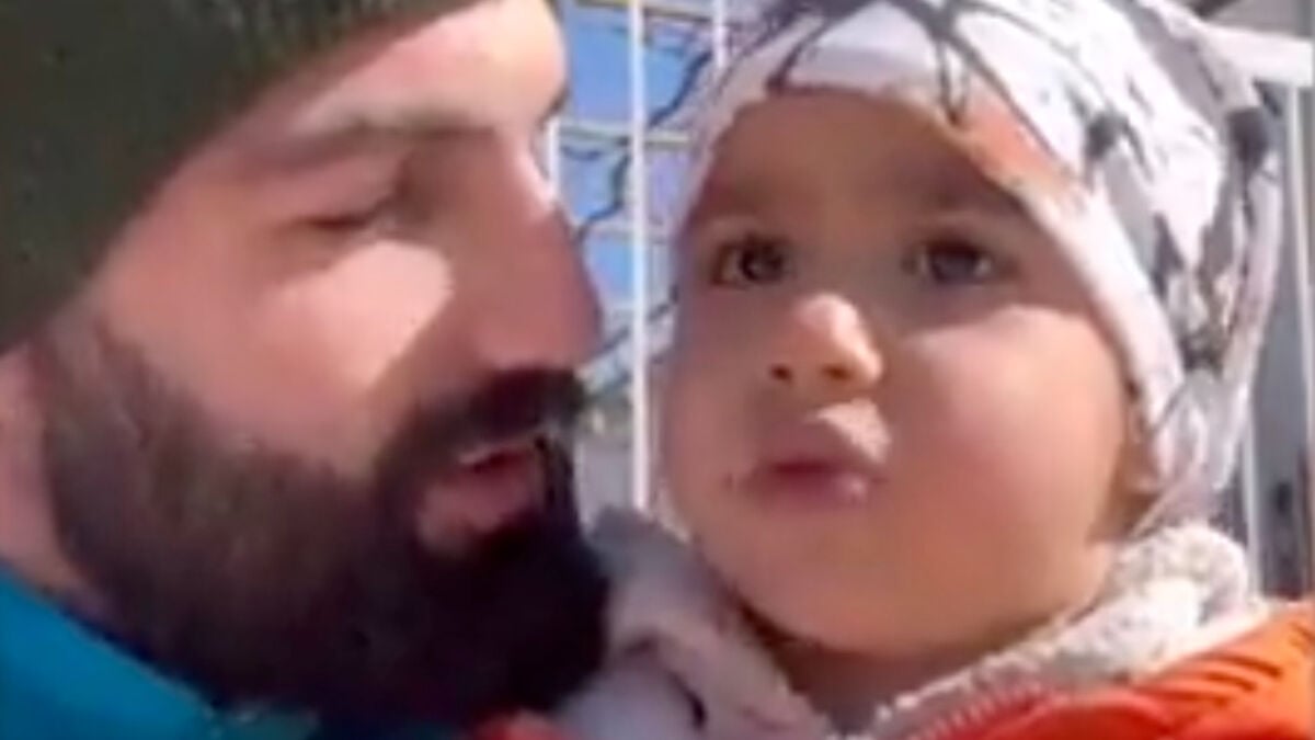 Azerbaycanlı görevliyle minik depremzedenin gülümseten anları