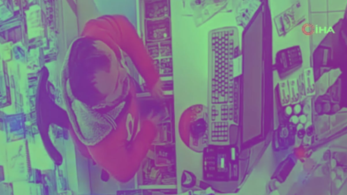 Bağcılar’da iş yerini soyan çalışan kamerada