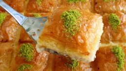 Bakmayın börek dendiğine! Aslında Laz böreği bir tatlı, hem de karabiberli…