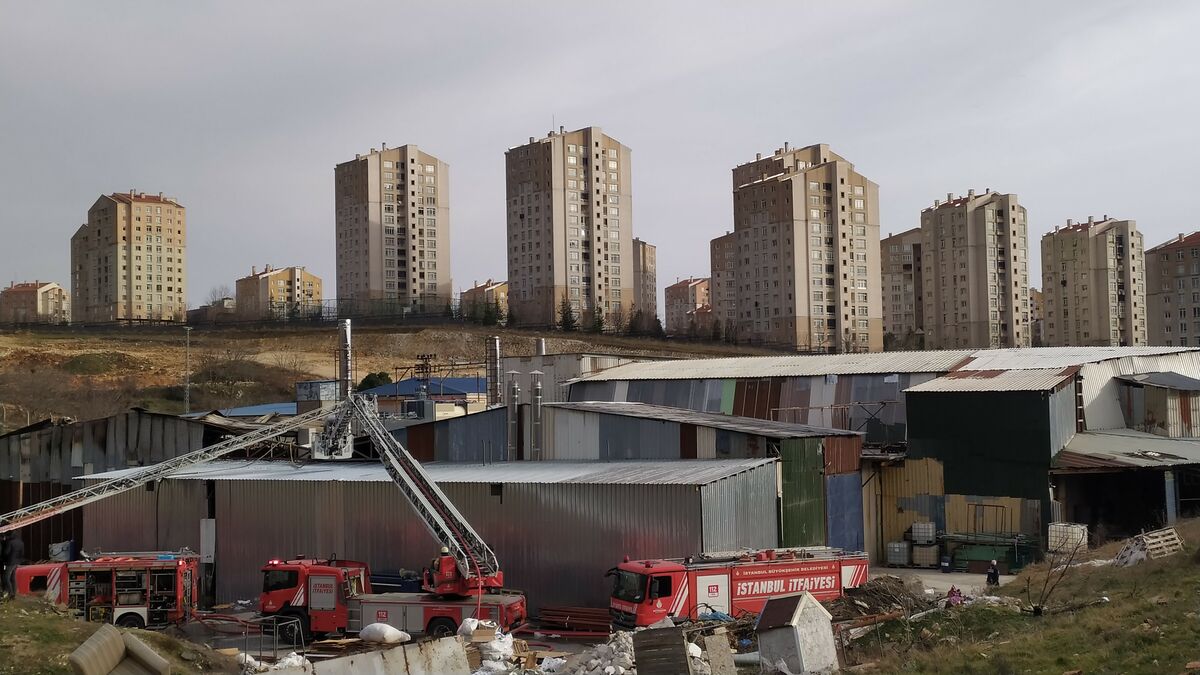 Başakşehir’de tekstil fabrikası alev alev yandı