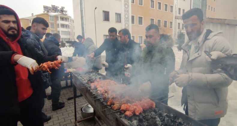 Bingöl’de mangallar depremzedeler için yandı