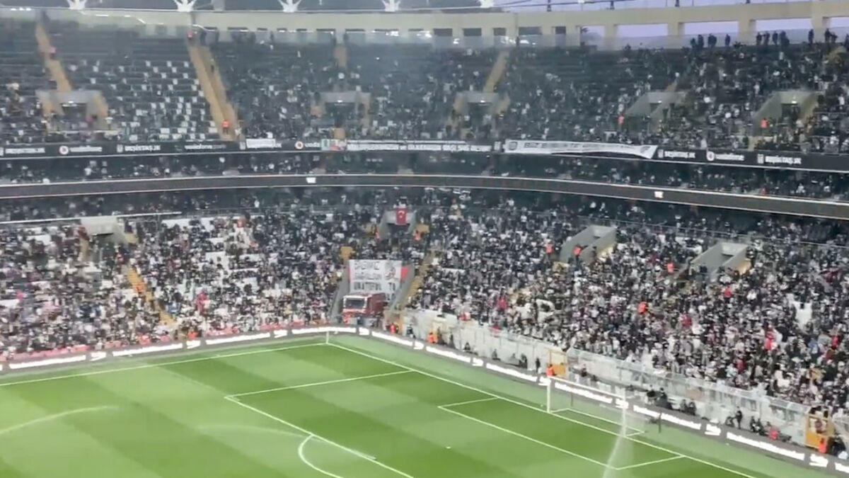 Bir grup Beşiktaş taraftarından ‘Hükümet istifa’ tezahüratı