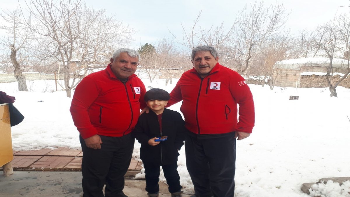 Bitlis’te 5 yaşındaki çocuk kumbarasını depremzede çocuklara bağışladı