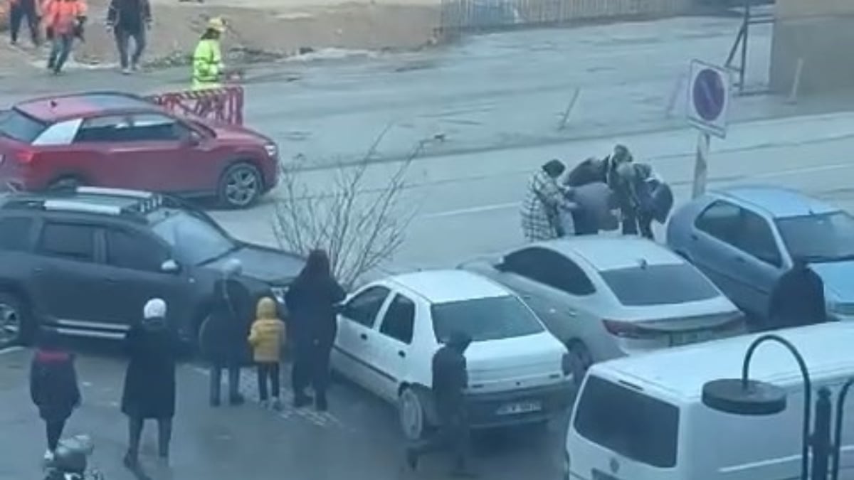 Bursa’da trafikte karşılaşan husumetliler birbirlerinin araçlarına çarpıp kavga etti