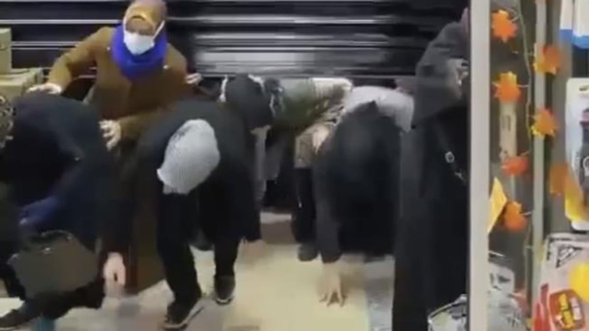 Bursa’da zücaciye mağazasının açılışında uygun fiyat izdihamı yaşandı