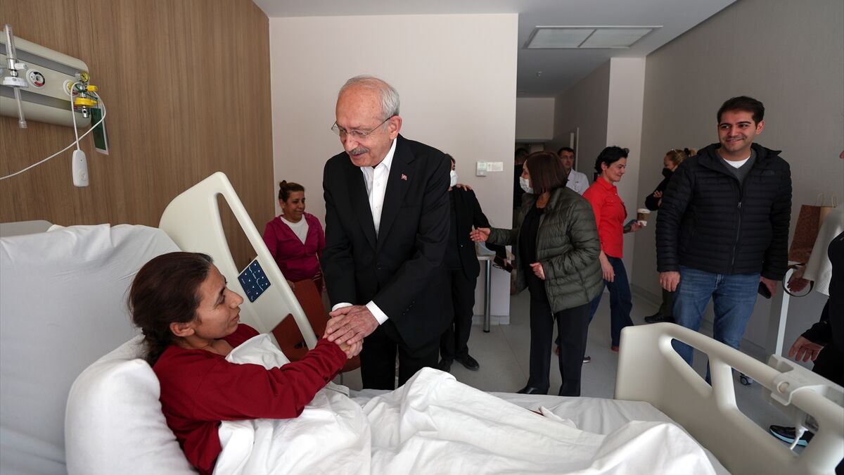 CHP Lideri Kemal Kılıçdaroğlu ve eşi, Ankara’da tedavi gören depremzedeleri ziyaret etti