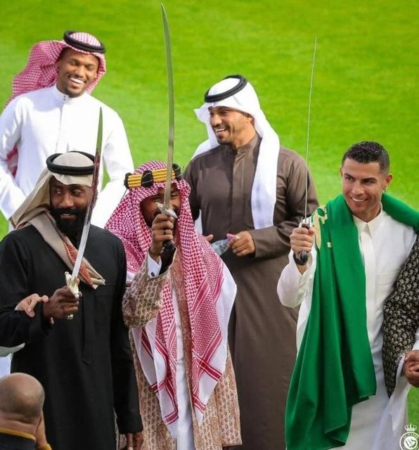 Cristiano Ronaldo’dan Arabistan’da kılıç dansı!