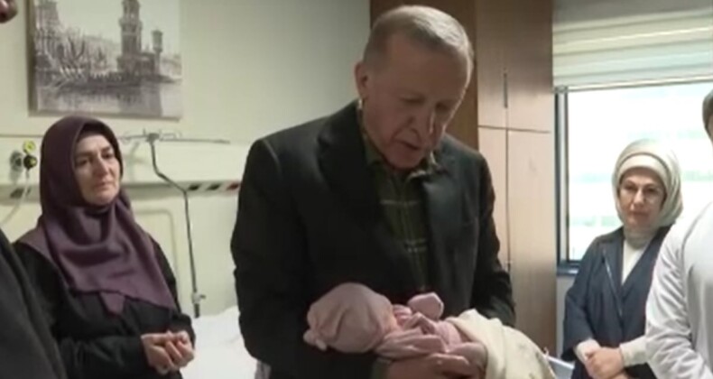 Cumhurbaşkanı Erdoğan, depremzede annenin kızına ezan okuyup, isim koydu