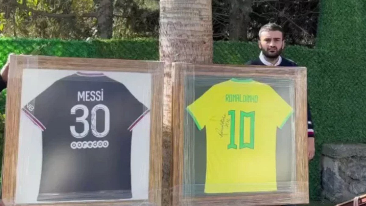 Czn Burak’tan depremzedelere yardım! Dünya kupasında hediye edilen formalarını 1 milyon 200 bin liraya sattı