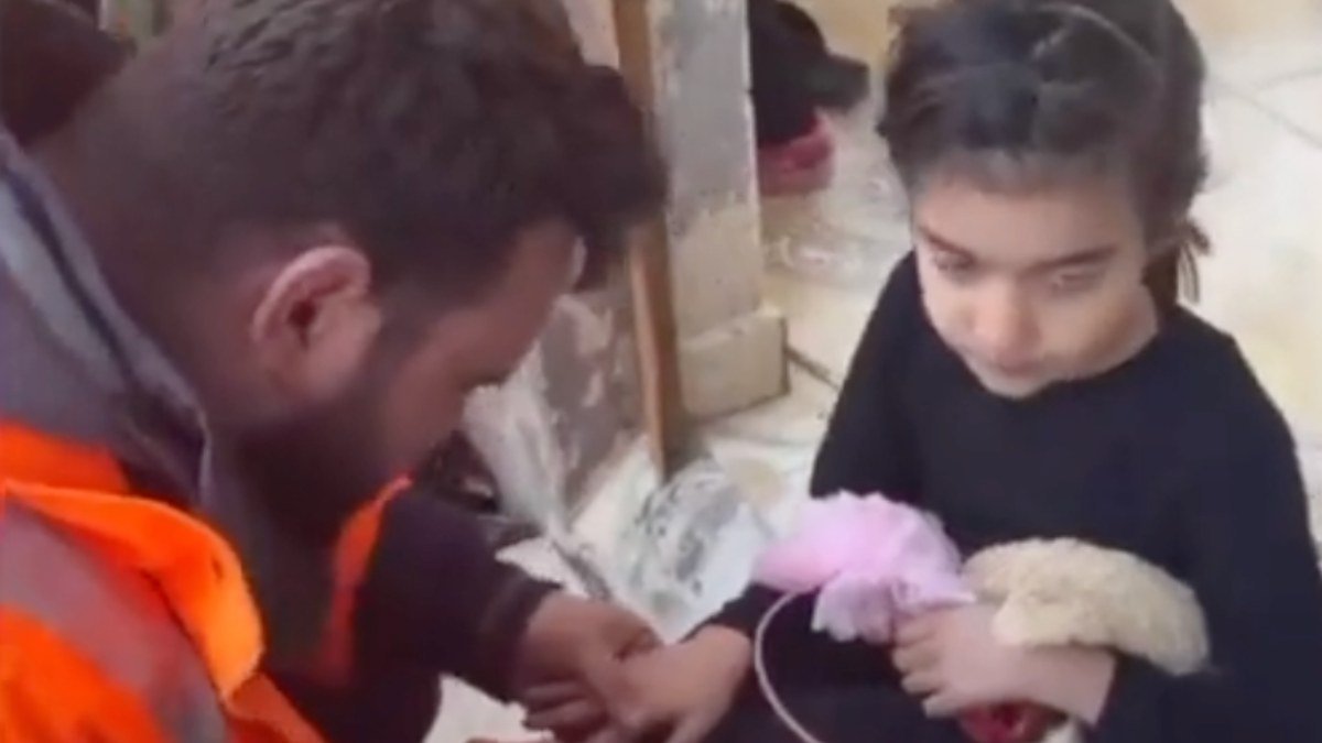 Deprem bölgesindeki personelin, minik kıza oje sürdüğü anlar