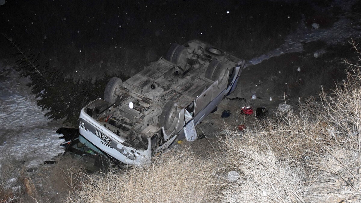 Deprem bölgesinden dönen ekip, Kırıkkale’de kaza yaptı: 13 yaralı