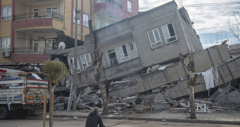 Deprem felaketinde can kaybı artıyor