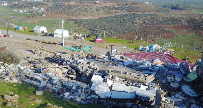 Deprem kayaları yuvarlandı: 2 kişi yaşamını yitirdi