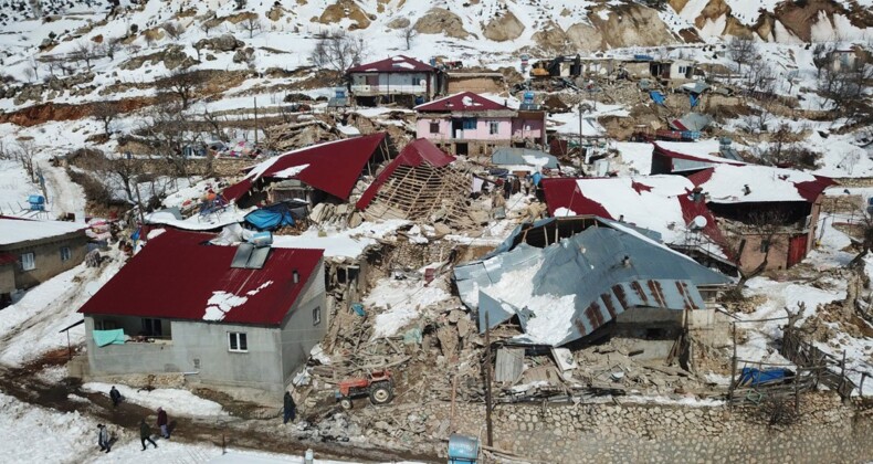 Deprem vurdu, sadece 20 ev kaldı: Dağ üzerimize geliyordu