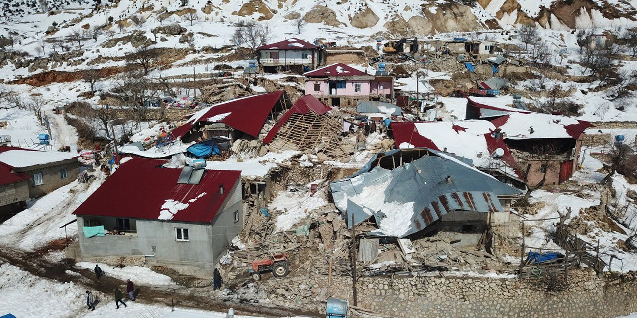 Deprem vurdu, sadece 20 ev kaldı: Dağ üzerimize geliyordu