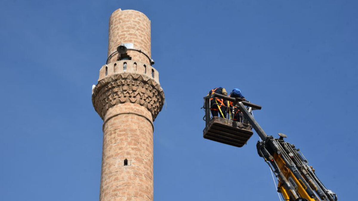 Depremden etkilenen Şanlıurfa’daki minare hasar gördü: Kontrollü şekilde yıkıldı