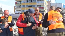 Depremzede Esma’dan, AFAD gönüllüsüne ağlatan istek: Beni çıkartmaya ayağım engel oluyorsa kesebilirsiniz