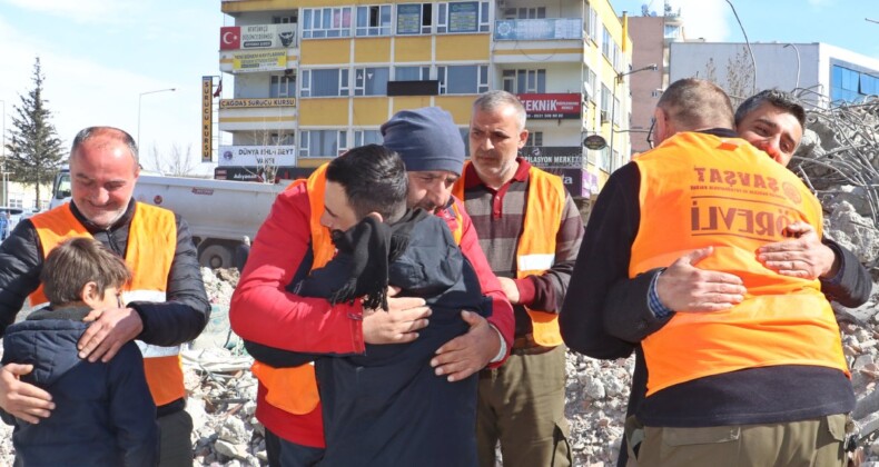 Depremzede Esma’dan, AFAD gönüllüsüne ağlatan istek: Beni çıkartmaya ayağım engel oluyorsa kesebilirsiniz