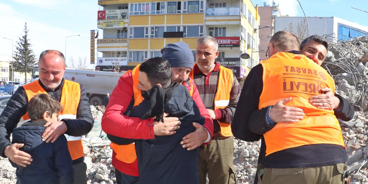 Depremzede Esma’dan, AFAD gönüllüsüne ağlatan istek: Beni çıkartmaya ayağım engel oluyorsa kesebilirsiniz