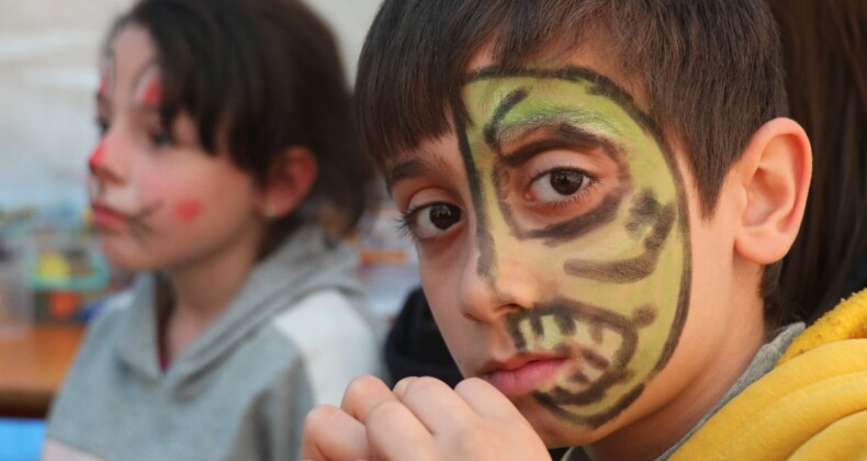 Diyarbakır’da çocuklar deprem felaketini resmediyor