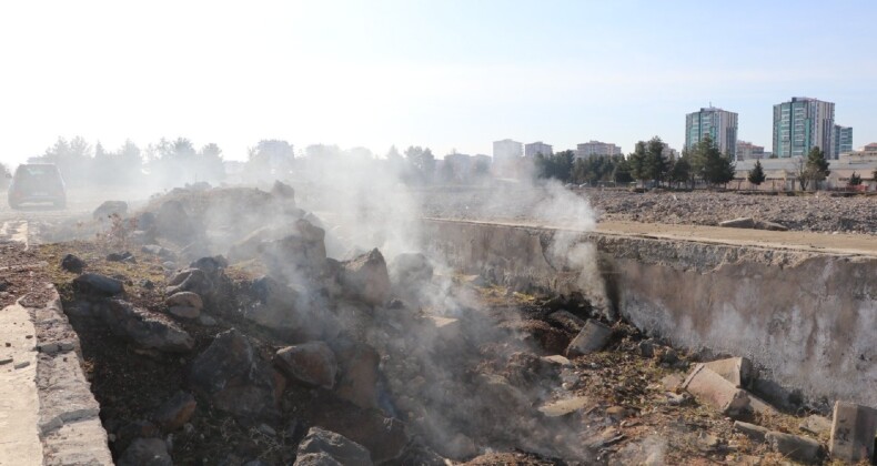 Diyarbakır’da deprem sonrası yerin altından çıkan duman 18 gündür tütüyor