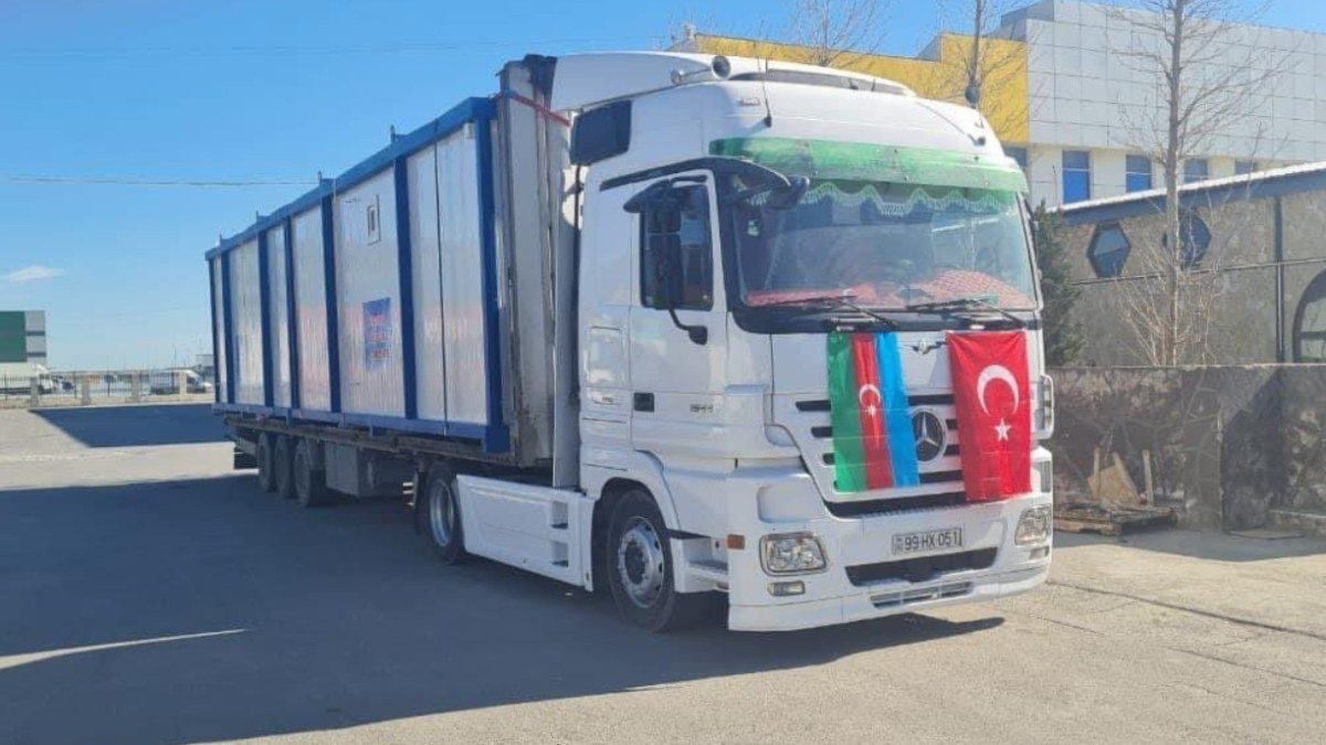 Dost ve kardeş ülke Azerbaycan’dan deprem bölgesine konteyner sevkiyatı sürüyor