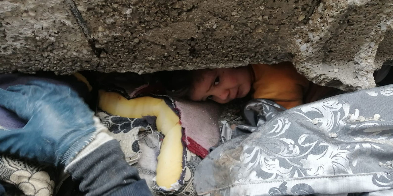 Enkazdaki saçını gördüler, 4 yaşındaki Julia’yı kurtardılar