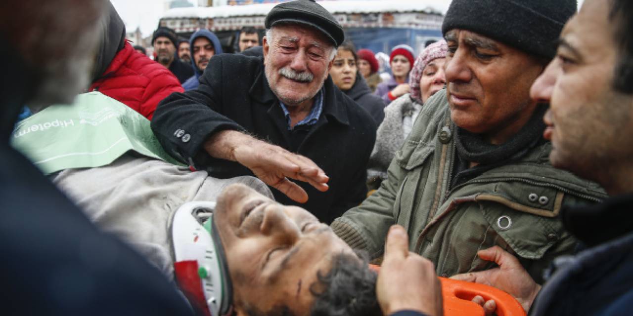 Enkazdan mucizeler: Babayı ağlatan kurtuluş